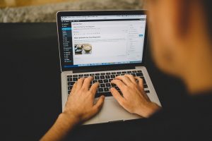 man editing on wordpress blog for internal linking